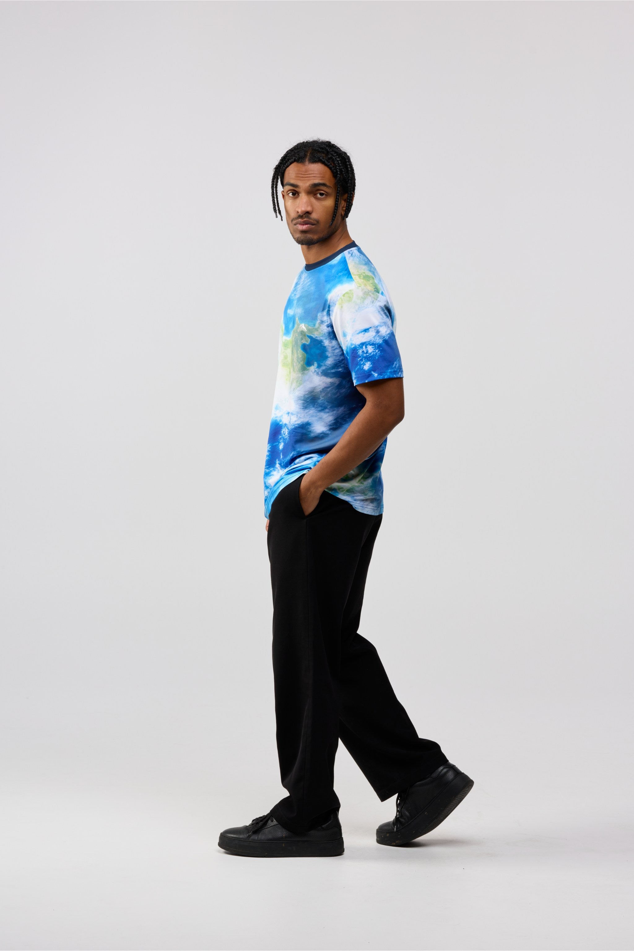 men’s Earth View printed short sleeve crewneck – side view
