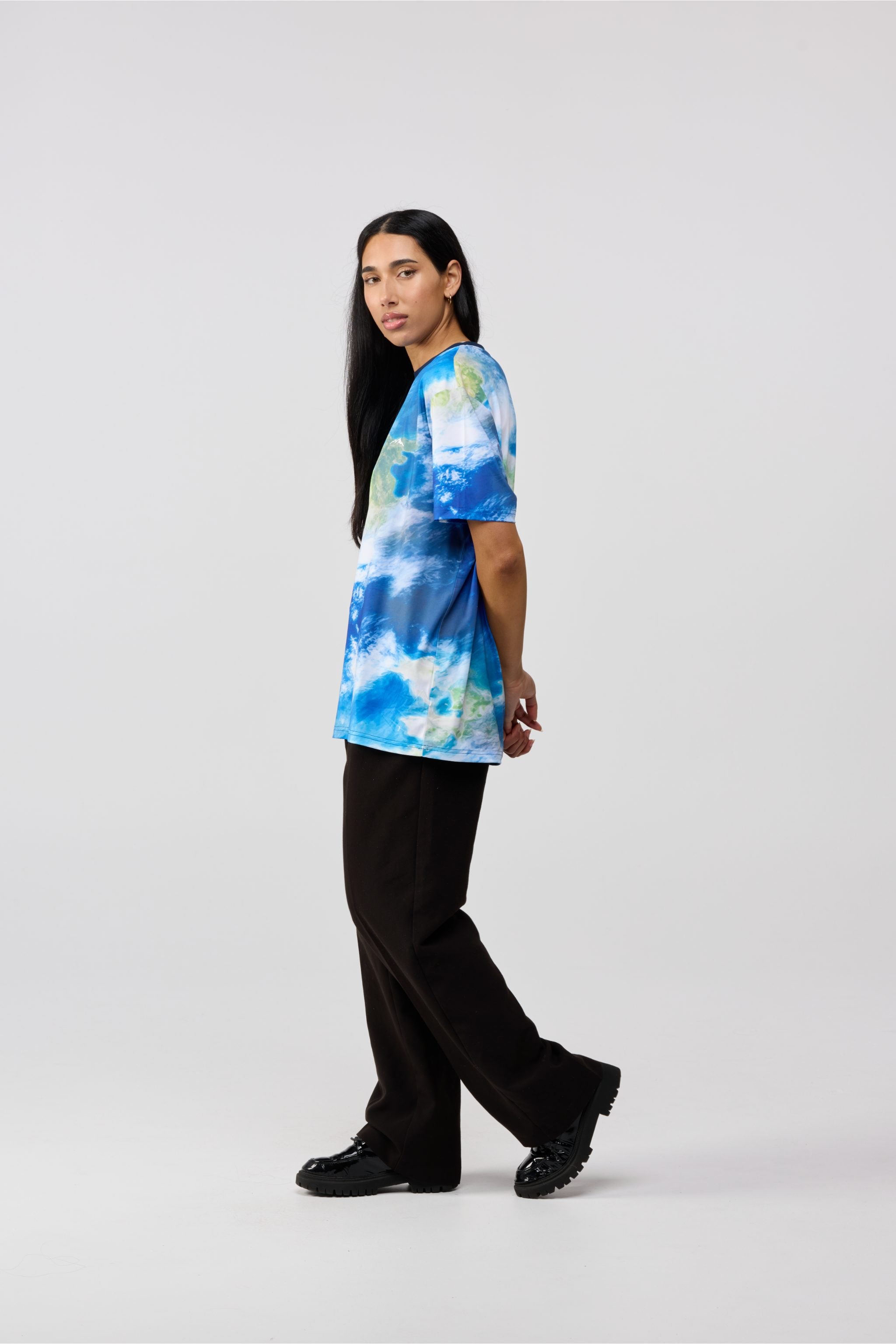 Women’s Earth View printed short sleeve crewneck – side view