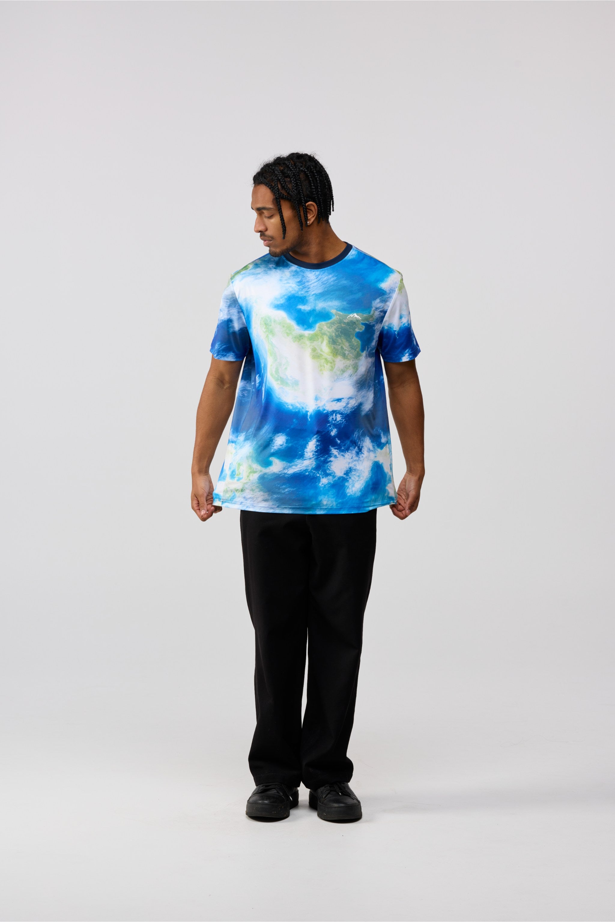 Close-up of Earth View print and ribbed collar on men’s crewneck