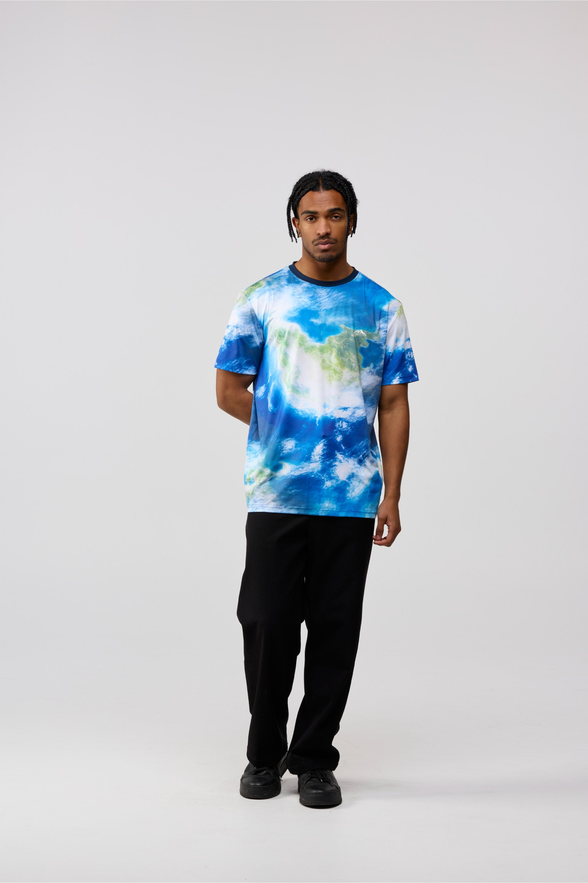 men’s Earth View printed short sleeve crewneck – front view